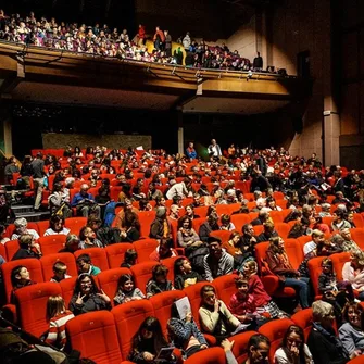 Spectacular Aerial Dance Show in Foix: 'Carried by Women'